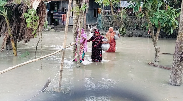 ভোলায় বন্যা: বিশুদ্ধ পানির সংকট, চুলা জ্বলছে না অনেকের ঘরে